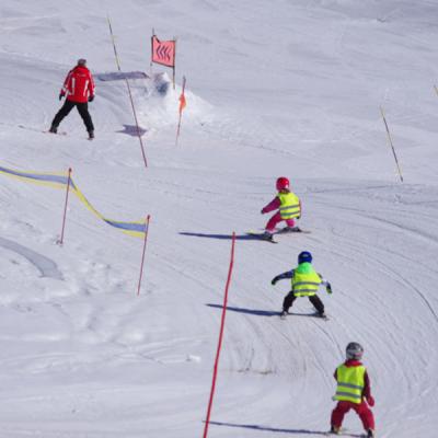 Des jeunes skieurs et le moniteur de ski