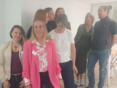 Un groupe de personnes souriant à la caméra