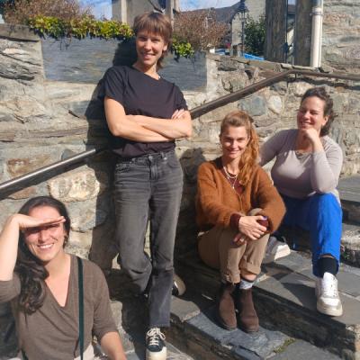 4 femmes assises sur des marches au soleil de l'automne